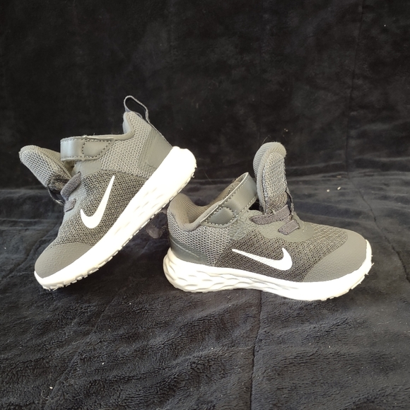 NIKE REVOLUTION 5 TODDLER Grey Running SHOES SIZE 4C BQ5673 Lightweight GOOD - Picture 5 of 15